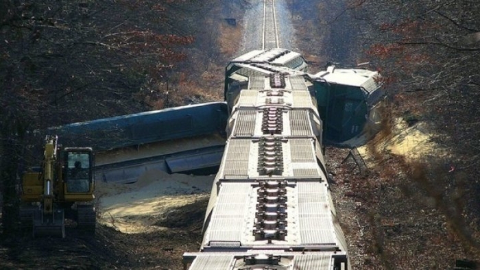 Accident feroviar grav. Cel puţin 32 de persoane au murit, după ce un tren de marfă a deraiat
