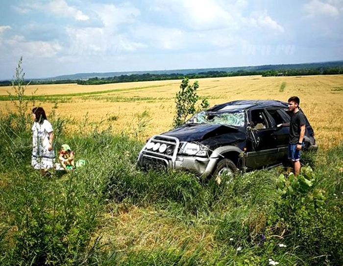 O tânără familie de moldoveni care se întorcea din străinătate, s-a răsturnat cu mașina la Albița