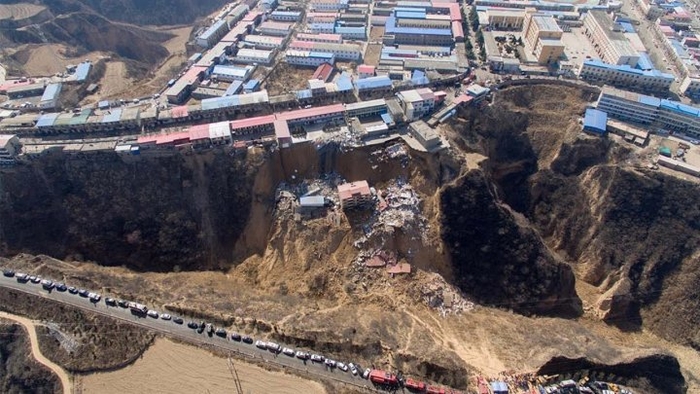 Două clădiri S-AU PRĂBUŞIT în urma unei alunecări de teren în China: Sunt morţi şi oameni daţi dispăruţi (VIDEO)