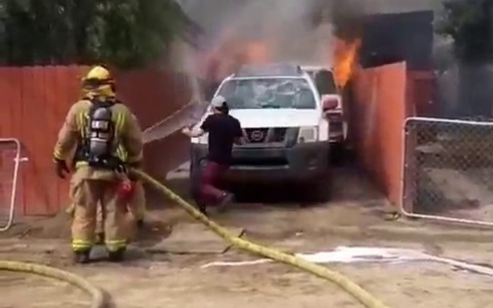 Video: Un bărbat s-a aruncat în flăcări ca să își salveze câinele