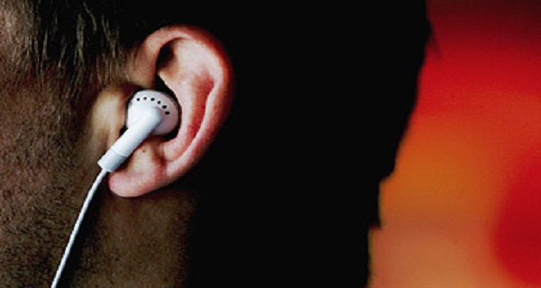Cat de periculoase sunt castile audio pentru urechi si ce riscam daca le imprumutam
