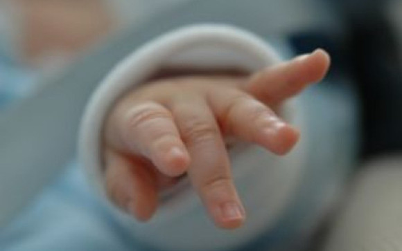 Șocant! Un bebeluș a murit după ce părinții i-au pus calmante în lapte ca să nu mai plângă