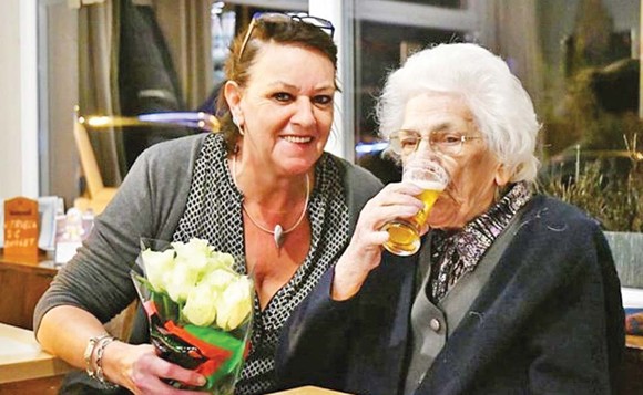La 97 de ani, bătrâna asta bea 15 beri pe zi