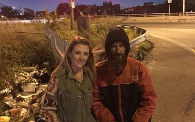 O tânără a strâns peste 60.000 de dolari pentru un om al străzii care a ajutat-o cu 20 de dolari