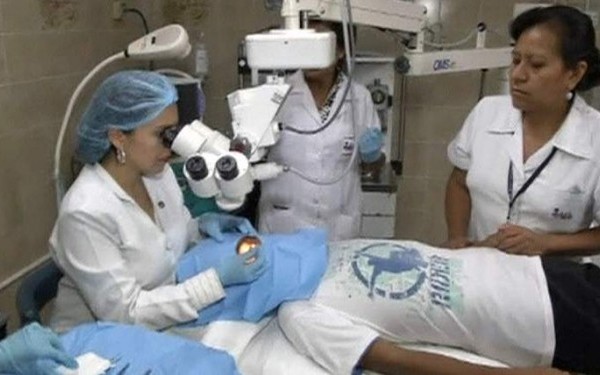 Larva scoasa cu BUSUIOC de medici din ochiul unui adolescent din Peru. Metoda ingenioasa pe care au aplicat-o