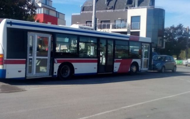 Un autobuz cu uşi de termopan, surprins în capitala Bulgariei,