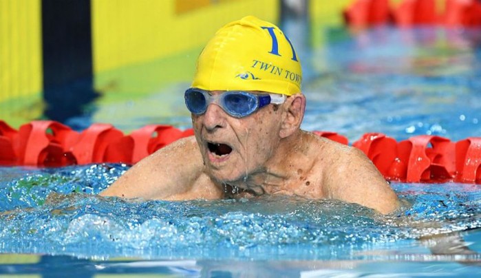 Un bătrân de 99 de ani a doborât un record mondial la înot