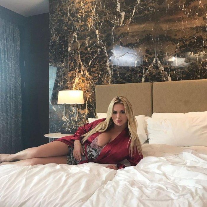 37-летняя Анна Семенович показала фото в постели