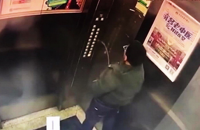 VIDEO A urinat pe butoanele liftului şi a devenit vedetă pe internet!