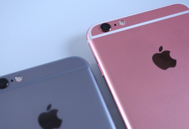 Apple, dată în judecată după ce oficialii companiei au recunoscut că încetinesc în mod intenţionat telefoanele iPhone de generaţie mai veche