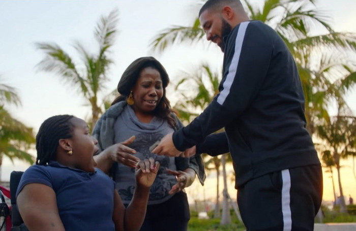 VIDEO Un rapper a împărţit un milion de dolari într-un cartier sărac din Miami