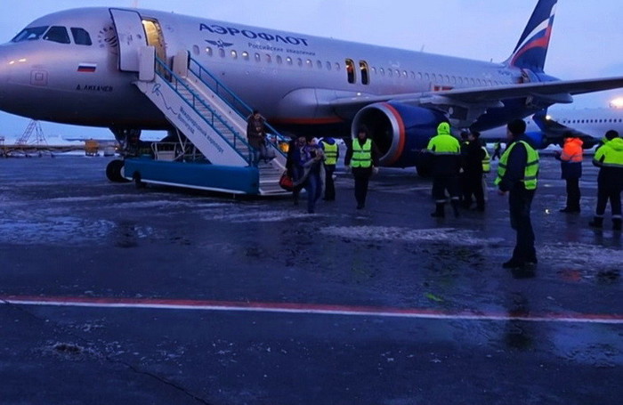 VIDEO Imagini terifiante! Bateria unui telefon mobil a luat foc într-un avion