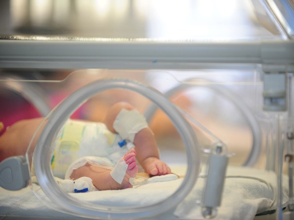 Șocant: Un bebeluș născut prematur a fost găsit într-un cimitir din Telenești