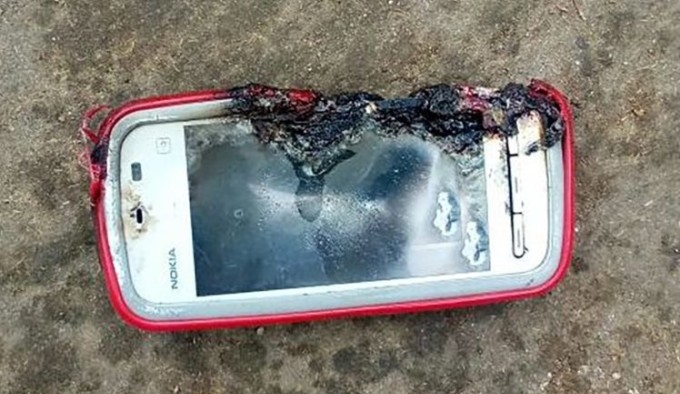O tanara din India, ucisa de explozia propriului telefon. Victima purta o conversatie cu o ruda - FOTO