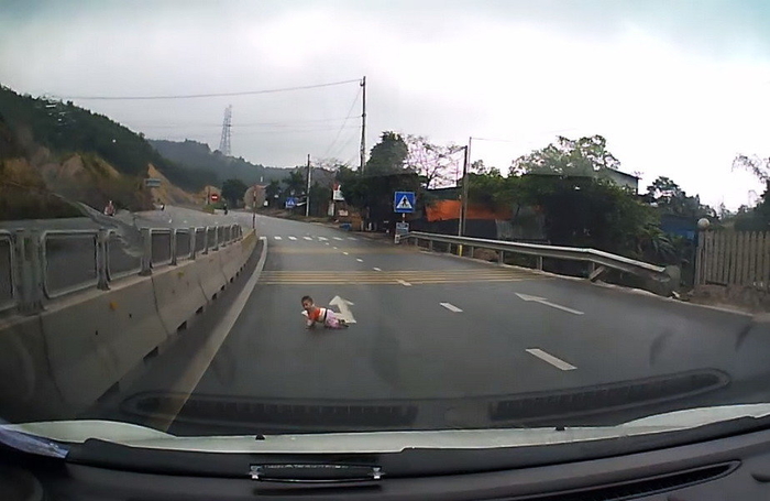 VIDEO Imagini şocante. Un bebeluş a traversat de-a buşilea o stradă periculoasă