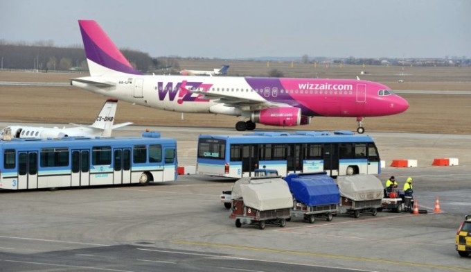 Accident pe aeroportul din Budapesta. Mai multi romani au fost raniti in urma ciocnirii a doua autobuze