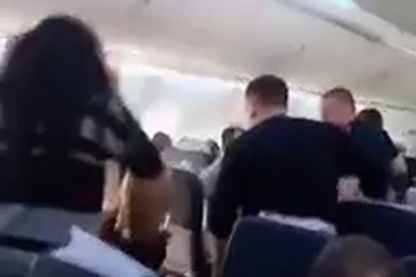 Bătaie între doi pasageri în avion, după ce unul dintre ei a urcat beat