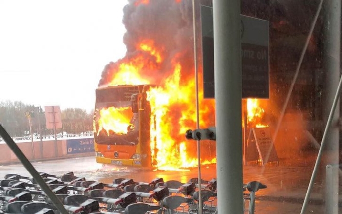Momente teribile pe aeroport: Un autobuz plin cu pasageri a luat foc. FOTO