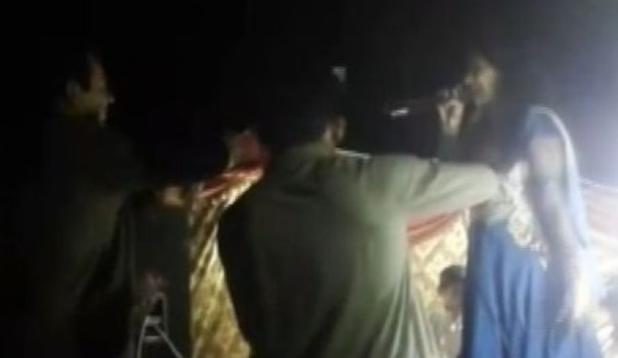 Cantareata insarcinata, impuscata mortal de un invitat in timpul unei petreceri, in Pakistan. Imagini care pot afecta emotional - VIDEO