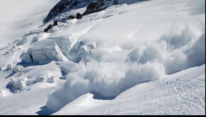 Tragedie la schi: Doua persoane au murit şi una este dată dispărută în urma unei avalanşe