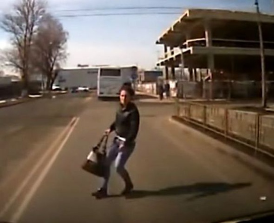 VIDEO | O femeie s-a aruncat în fața unei mașini pentru face rost de bani. Momentul șocant a fost filmat