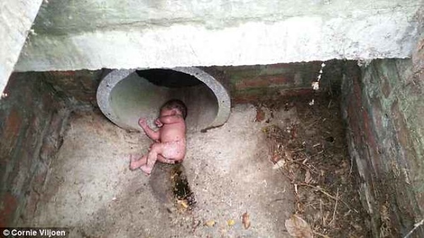 Un bebeluș dezbrăcat a supraviețuit după ce a fost abandonat într-o canalizare