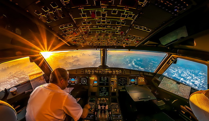 Un pilot dezvăluie care este cel mai bun loc din avion pentru a evita turbulențele și a dormi nestingherit