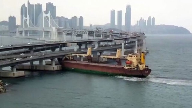 VIDEO | Un vas rusesc de mii de tone s-a izbit de un pod în Coreea de Sud. Căpitanul era beat