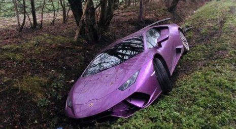 Lamborghini de 300 de mii de Euro abandonat într-un șanţ, după un accident, în Londra