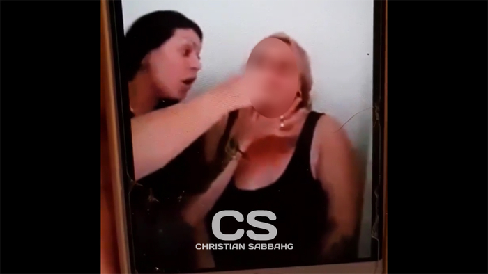 O româncă s-a filmat cînd forțează o tânără să bea urină. Primele informații arată că victima este originară din R. Moldova (VIDEO)