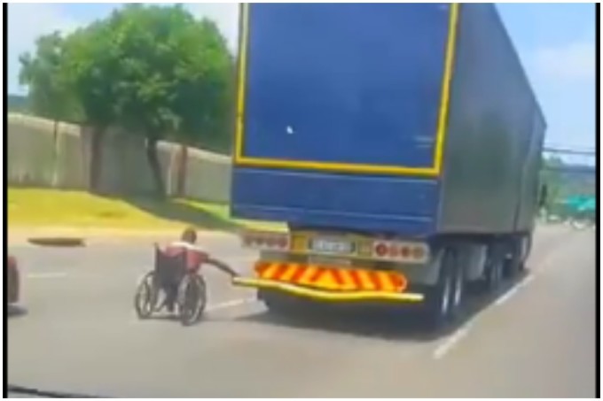 Imagini surprinse pe autostradă: un bărbat în scaun cu rotile s-a prins de un TIR. VIDEO