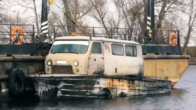 Rusia | Un vehicul improvizat dintr-o dubă sovietică, singurul mijloc de transport pe apă într-un sat izolat (VIDEO)