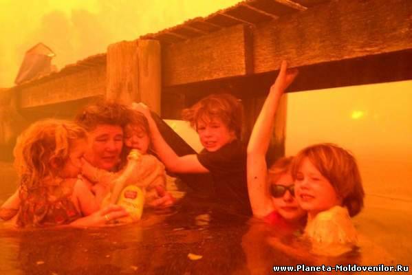 Imagini din infern: S-au aruncat in apa ca sa nu fie arsi de vii
