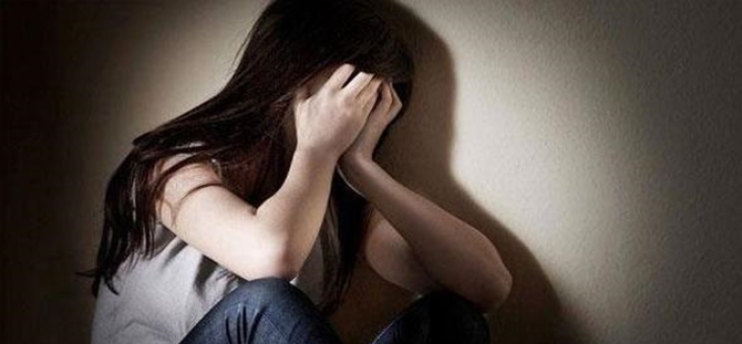 Fetiță obligată de părinți să întrețină relații sexuale în grup cu mai mulți adulți