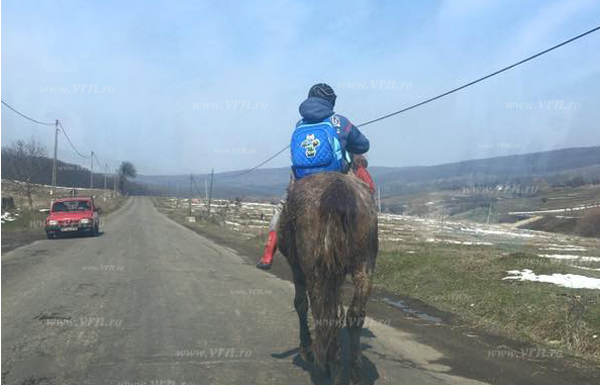 Curajos. Urmasul lui Stefan cel Mare in drum spre scoala, cu ghiozdanul in spate si calare pe cal